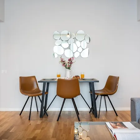 Bright 2br Flat - Location - Views アパート