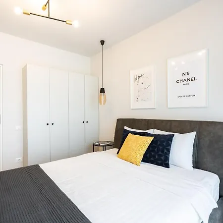 Bright 2br Flat - Location - Views