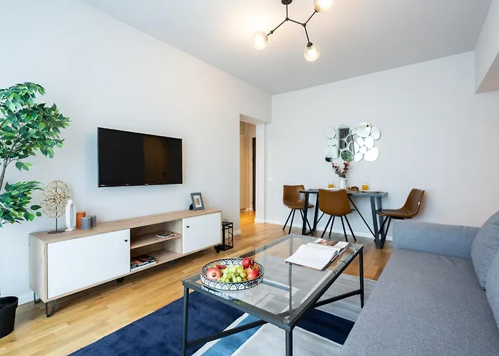 Bright 2br Flat - Location - Views