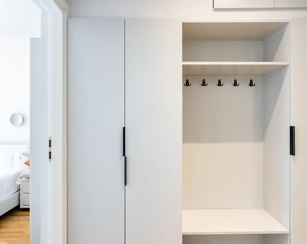 Bright 2br Flat - Location - Views *