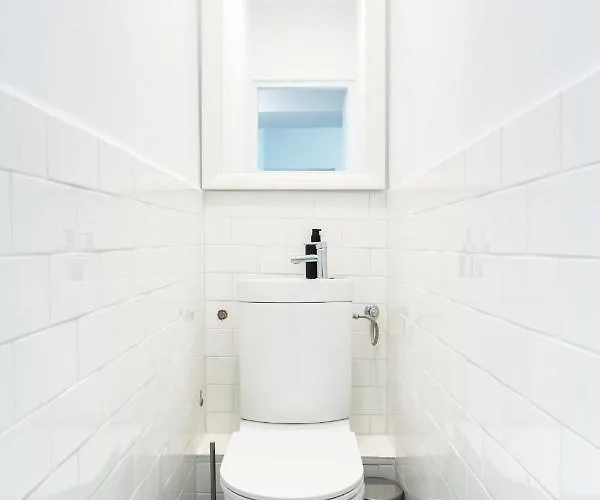 Апартаменти Bright 2br Flat - Location - Views Бухарест