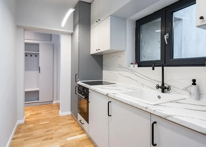 Апартаменти Bright 2br Flat - Location - Views Бухарест