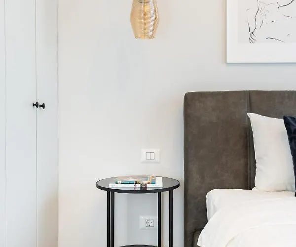 Bright 2br Flat - Location - Views Апартаменти Бухарест